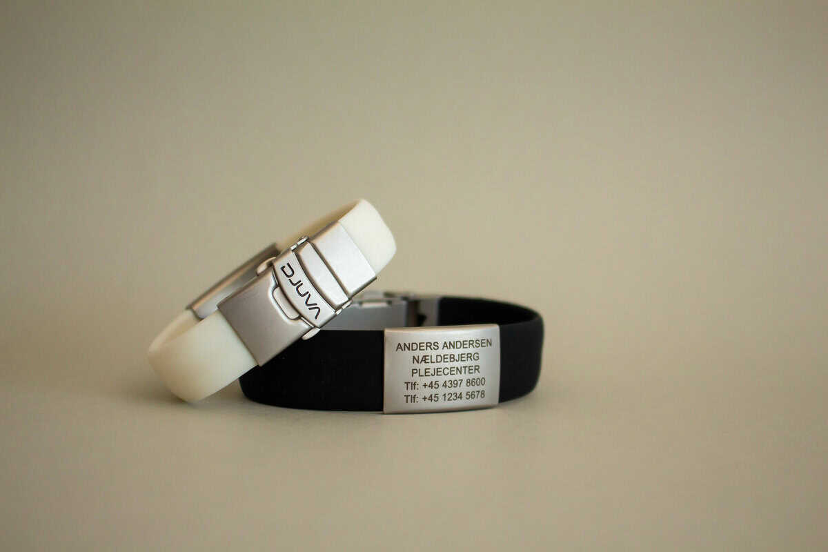 DJUVA Beat ID armbånd: Sorte og hvide silikone ID-armbånd med indgraverede identifikationsplader.
