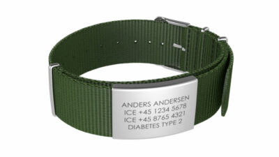DJUVA Hit komplet armbånd: Grønt nylon ID-armbånd med graveret sølvplade, der viser navn, telefonnumre og medicinske oplysninger (diabetes type 2).