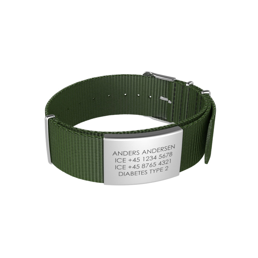 DJUVA Hit komplet armbånd: Grønt nylon ID-armbånd med graveret sølvplade, der viser navn, telefonnumre og medicinske oplysninger (diabetes type 2).