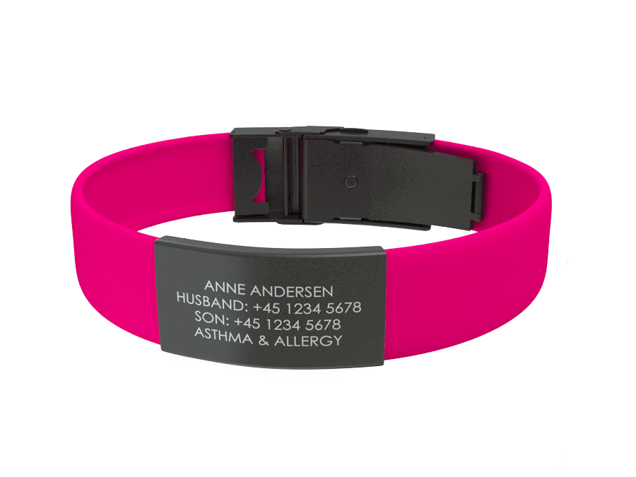 DJUVA Trim ID armbånd: Lyserødt silikone ID-armbånd med sort graveret plade, ideelt til medicinsk information.