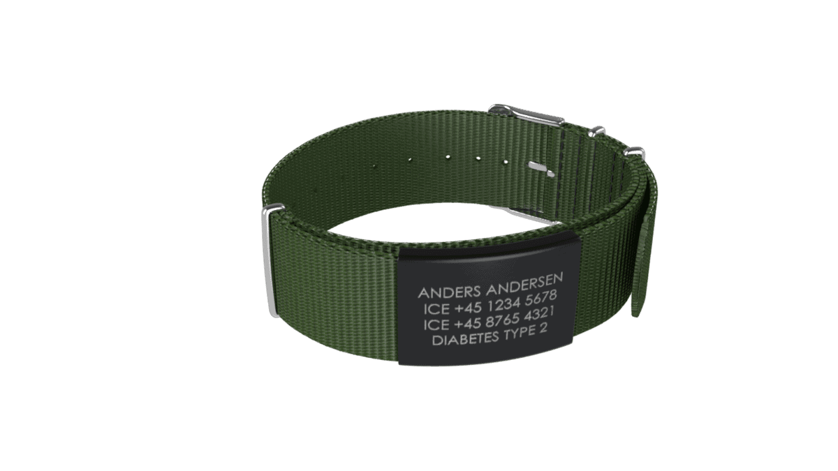 DJUVA Hit komplet armbånd: Olivengrøn nylon id-armbånd med sort indgraveret medicinsk ID plade.