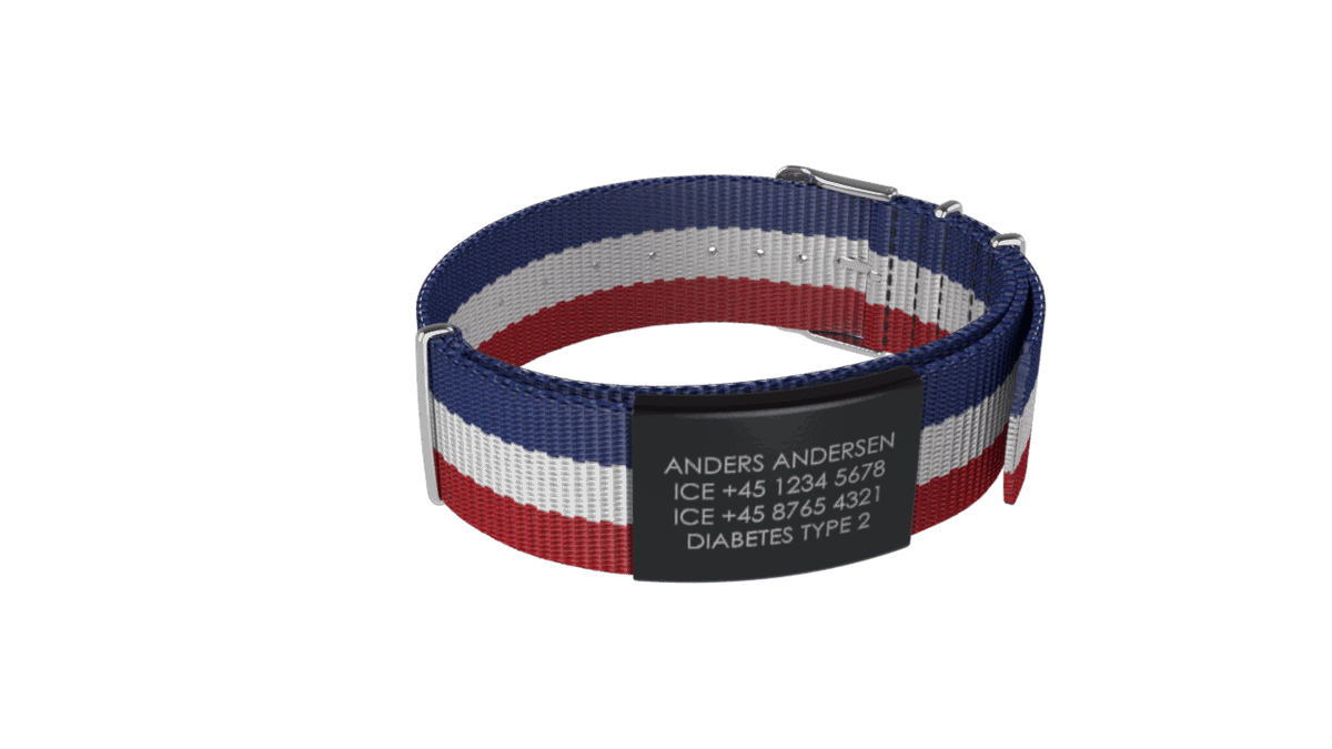 DJUVA Hit komplet armbånd: Sort ID-armbånd med trefarvet rem, der viser kontakt og medicinsk information.