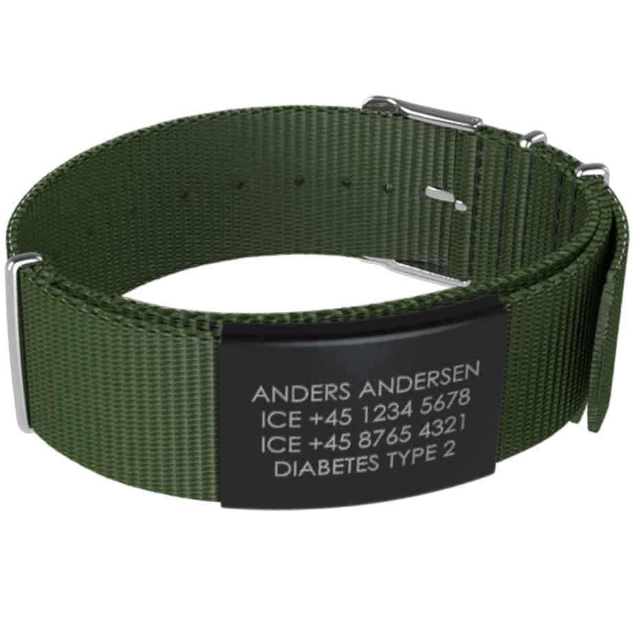 Olivengrønt medicinsk ID-armbånd med indgraveret navn, telefonnumre og "Diabetes type 2".