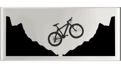 Sidetag MTB - Grå: Silhuet af en mountainbike, der svæver mellem to bjergtoppe