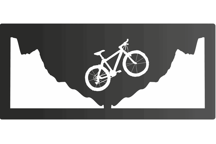 Sidetag MTB Sort: Mountainbike-silhuet, der svæver over bjergtoppe