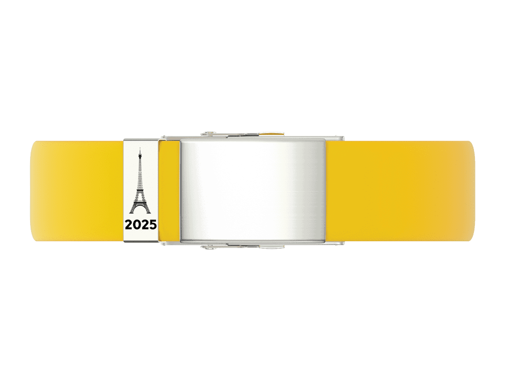Gul silikonearmbånd med Eiffeltårnet og 2025 indgraveret, med en sølvspænde.