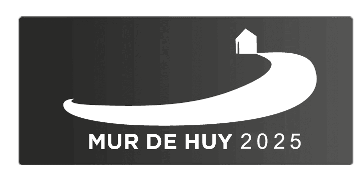 Rynkeby Mur de Huy 2025 Sidetag: Hvid grafik af en vej, der snor sig mod et hus, og som repræsenterer cykelløbet Mur de Huy.