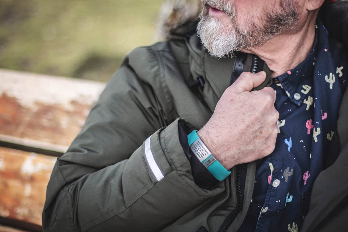 DJUVA Stream ID-armbånd: Blågrønt medicinsk ID-armbånd med indgraveret grå plade til nødoplysninger.