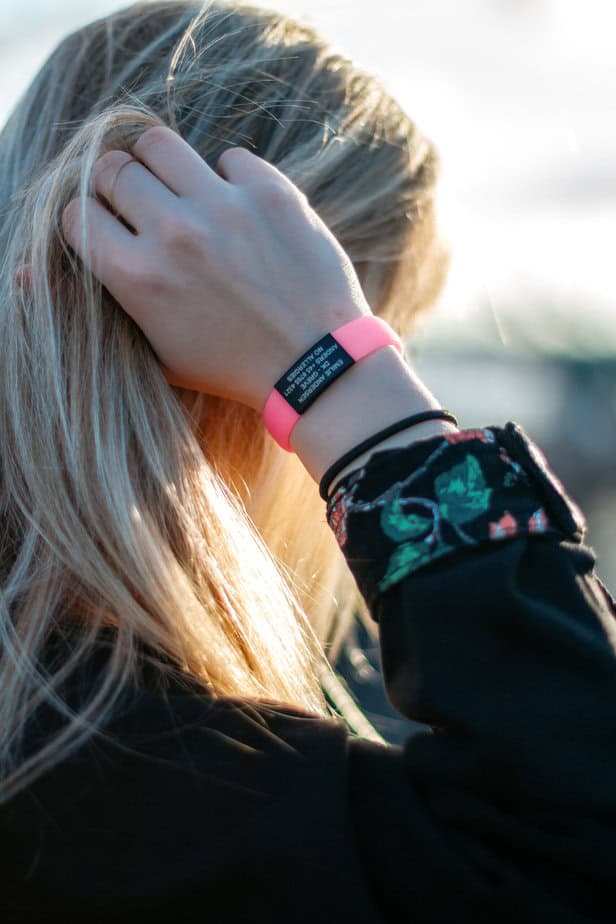 DJUVA Stream ID armbånd: Lyserødt ID-armbånd med sort tekst. Perfekt til festivaler og events.