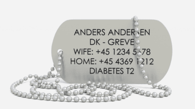 Dog Tag (Stor): Personligt ID-armbånd i militærstil med kontakt- og medicinske oplysninger.