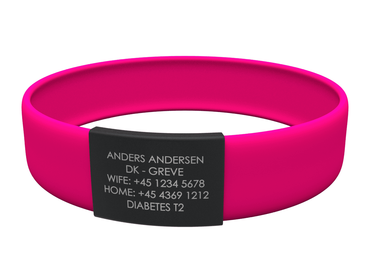 Lyserødt medicinsk ID-armbånd med Anders Andersens kontakt- og diabetesoplysninger.