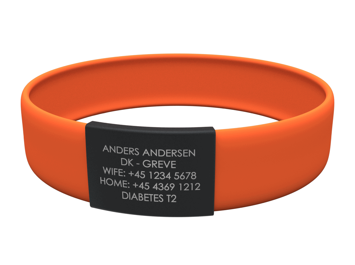 Orange medicinsk alarmarmbånd med sort indsats, der viser Anders Andersens kontaktoplysninger og diabetes type 2.