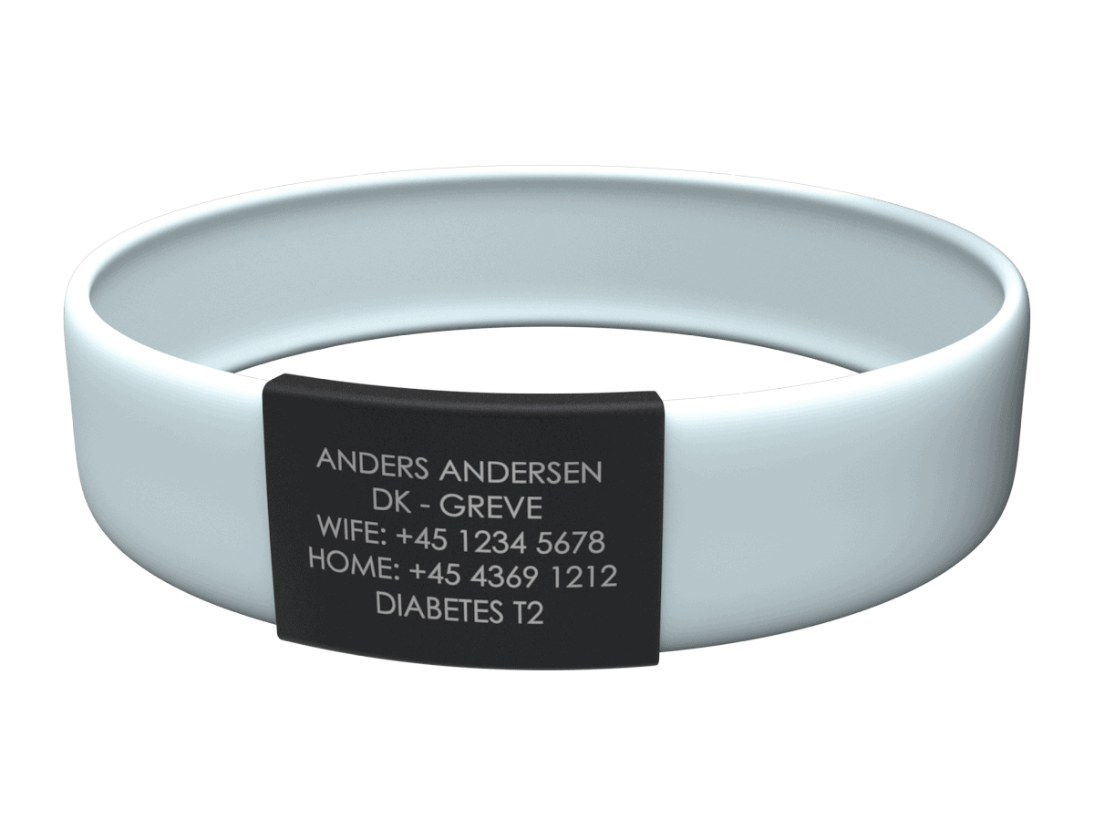 Medicinsk ID-armbånd med Anders Andersens oplysninger, inklusive kones telefonnummer, hjemmetelefonnummer og type 2-diabetes.