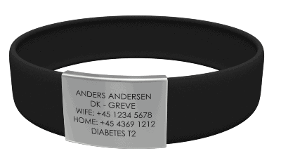 Djuva Stream sort ID armbånd uden lås med indgraveret tekst, 18mm rem