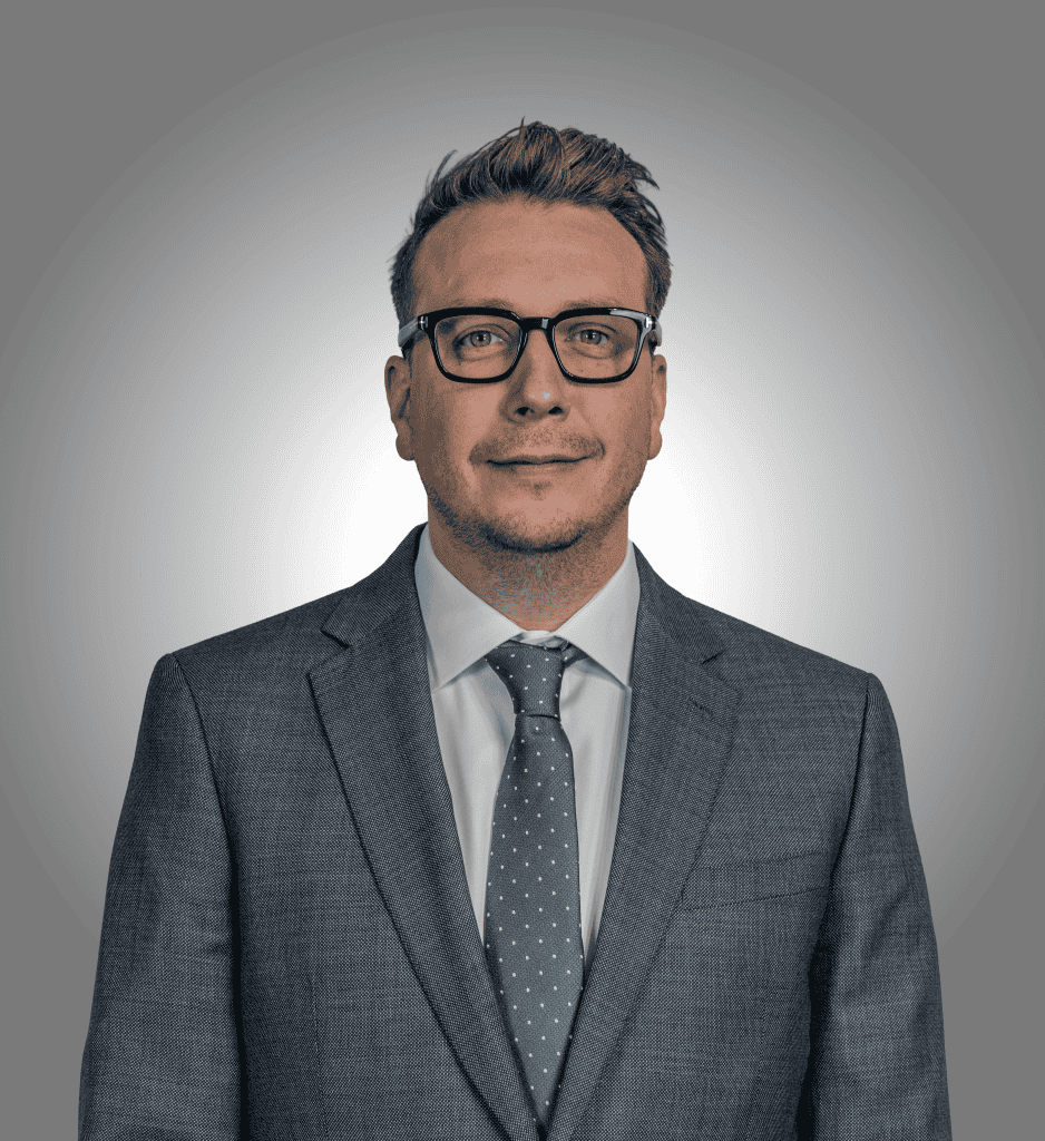 Consultant stomatolog Dr. Mioc în cabinetul dentar.