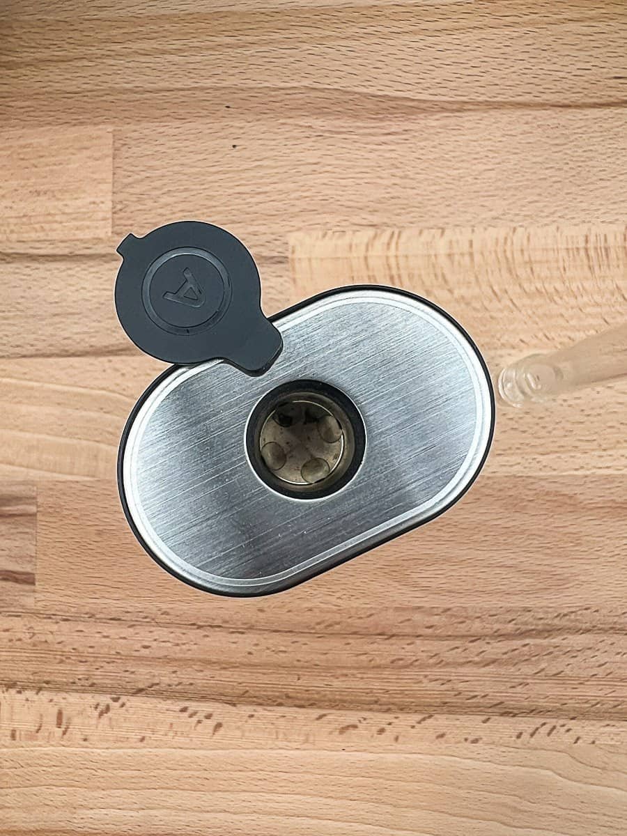 Top-down view of the Arizer Solo 3 v2 ceramic heating chamber, ready for an aroma tube.