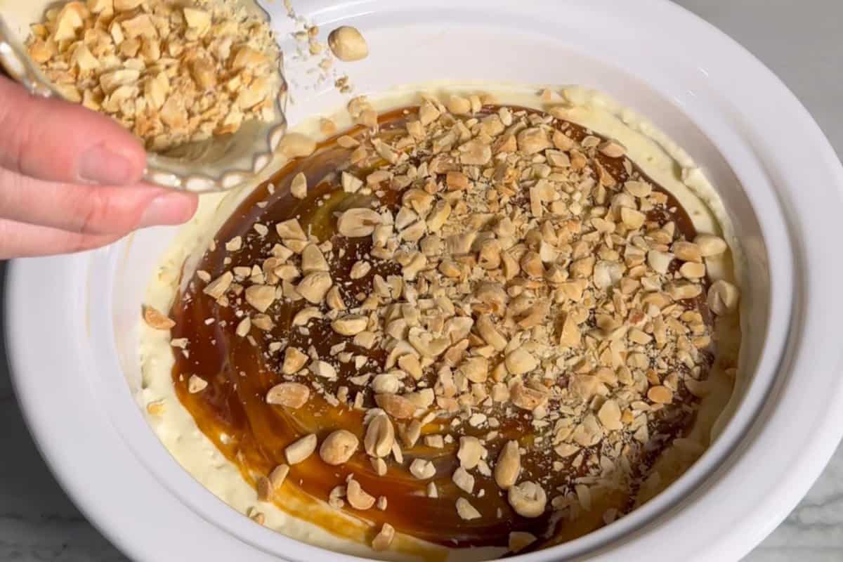 this shows me adding the crushed peanuts on top. 