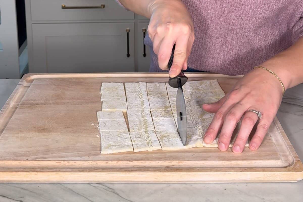 this shows me cutting the puff pastry 