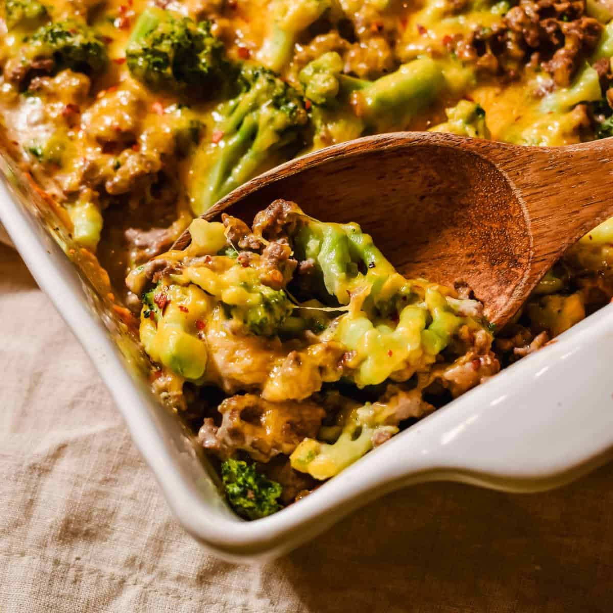 Easy Creamy Ground Beef and Broccoli Casserole (4 Ingredients!) 