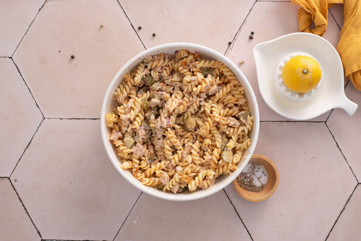this shows me combining everything into a bowl 