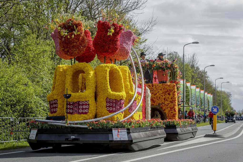 Flower Parade in Keukenhof float with dutch clogs
