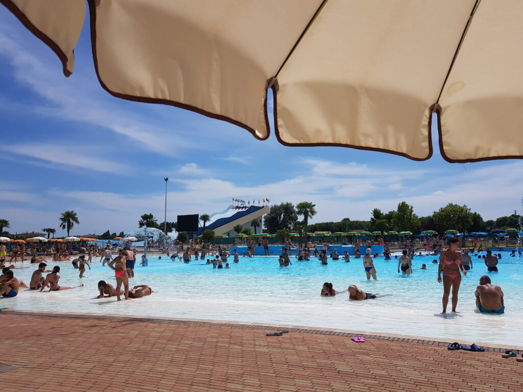 parchi acquatici in veneto castelbeach rovigo piscina