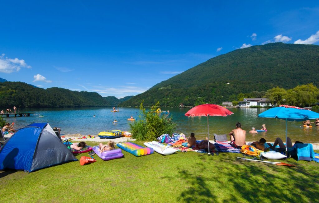 lago di levico con bambini