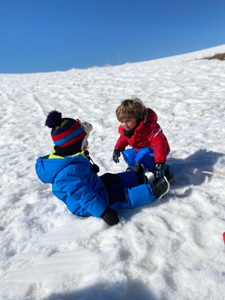 bambini sulla neve in lessinia