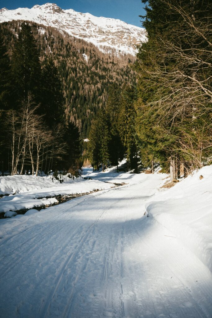 montagna con un neonato