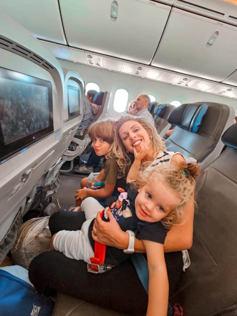 bambini piccoli in aereo
