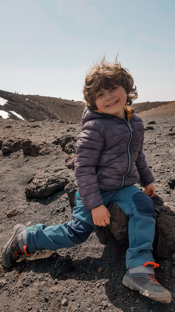 idee vacanze con bambini visitare l'etna con bambini