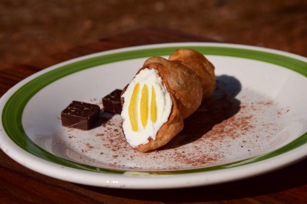 tour sicilia con bambini cannolo siciliano con cioccolato modica