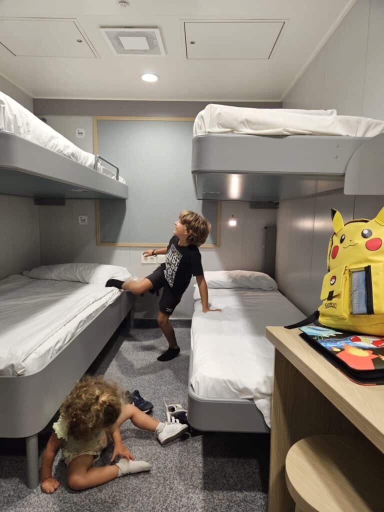 traghetto con bambini