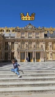 SE VISITI PARIGI, NON PUOI PERDERTI VERSAILLES 👑E sì, anche con i bambini! Adoreranno lo sfarzo, le storie di principesse e i meravigliosi giardini. Basta organizzarsi prima per godersi la Reggia di Versailles senza trasformare la giornata in una maratona tra file e chilometri a piedi. 😅Nel Reel ti lascio le dritte pratiche che devi assolutamente sapere: come arrivare da Parigi spendendo pochissimo, quale biglietto scegliere (la priorità è VITALE) e come organizzare la visita con i bambini.Spoiler sul passeggino: Versailles si fa... se te lo carichi in spalla! Con i neonati meglio fascia o marsupio porta bebè. Per i più grandi, porta tanta pazienza e preparati a trascinare il passeggino su e giù per le scale, come abbiamo fatto noi.📌 SALVA IL REEL e metti un ❤️: lo ritroverai facilmente quando organizzerai il viaggio e aiuterai l'algoritmo di Instagram a mostrarti altri contenuti simili.🎫 Vuoi il link diretto al biglietto con ingresso prioritario + audioguida? Riduci l'attesa all'ingresso (restano solo i controlli di sicurezza) e scopri storia, aneddoti e curiosità mentre esplori la Reggia.💬 Scrivi VERSAILLES nei commenti e te lo mando subito in DM!E seguimi su @familycation.it per altre guide e consigli di viaggio a Parigi con i bambini 🇫🇷✈️#versaillesconbambini #reggiadiversailles #parigiconbambini #viaggiareconbambini #familycation
