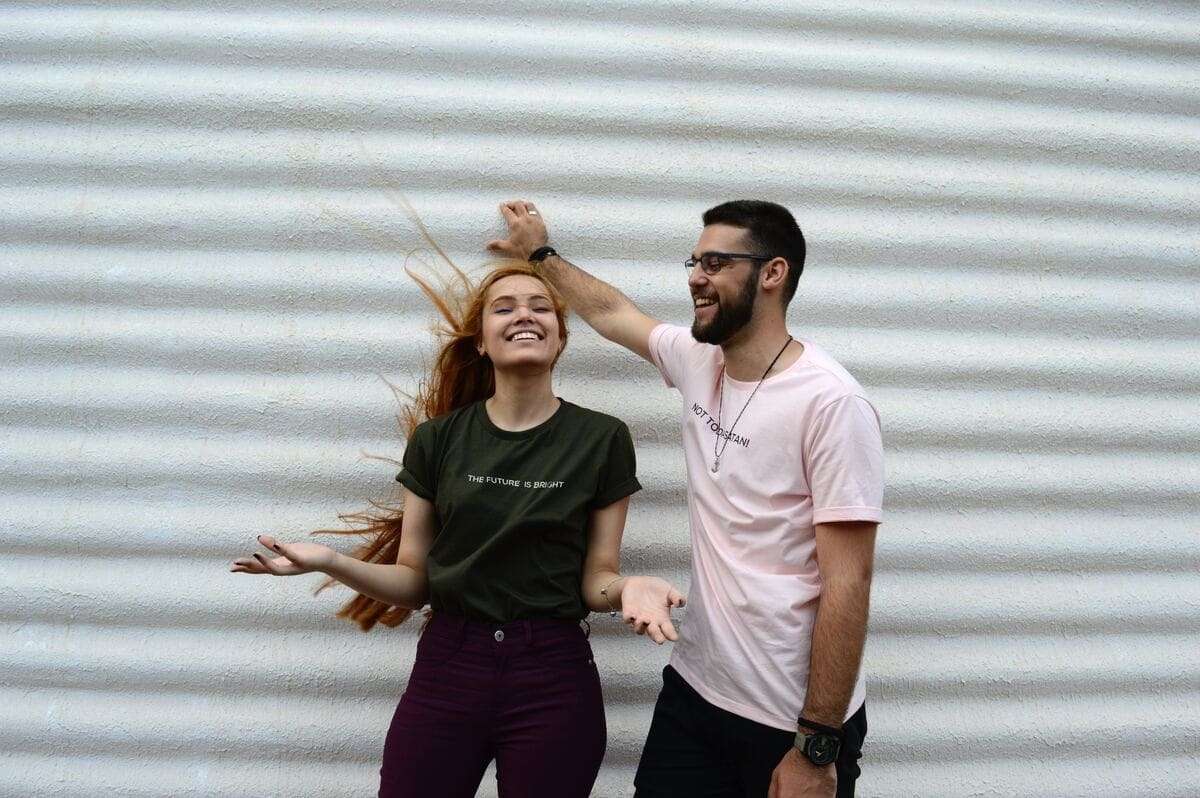 Alegría y amistad entre jóvenes en un entorno urbano, expresión de felicidad y conexión social.