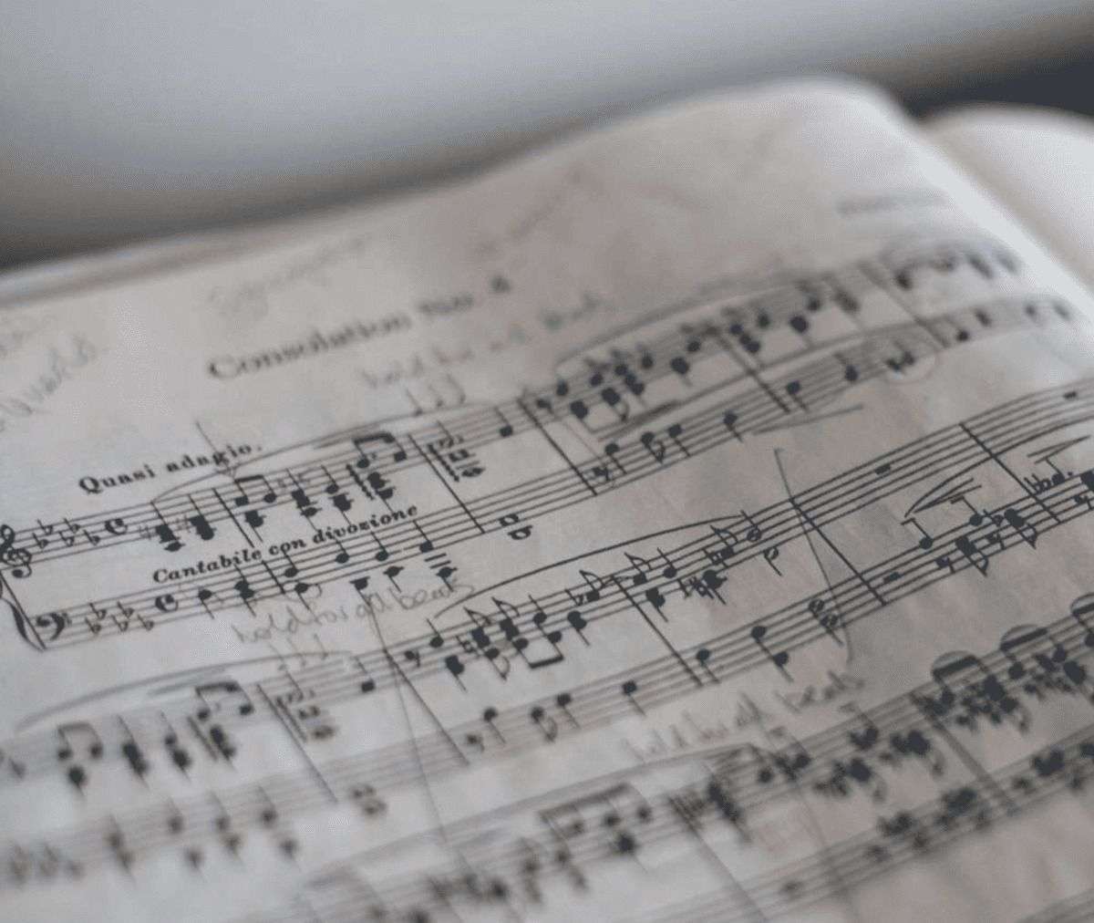 Partitura musical en medio de estudio filosófico.