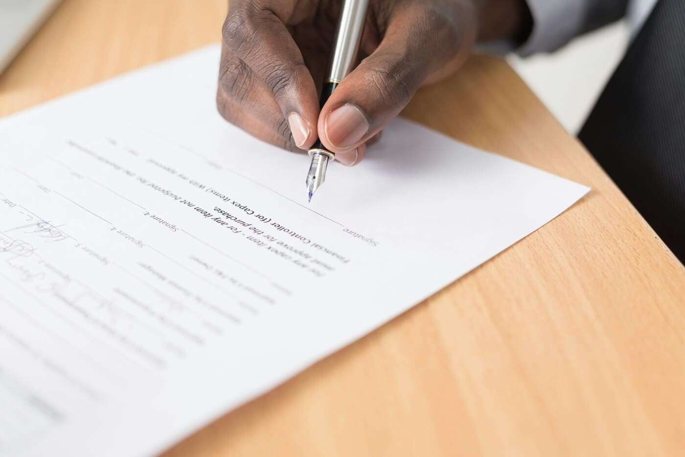 Carta firmada por un profesional en un escritorio.