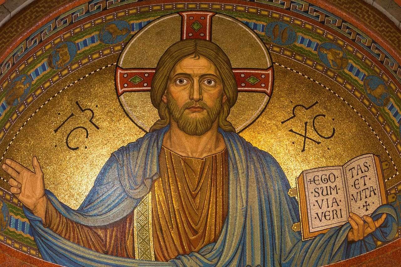 Imagen de un mosaico en una iglesia que representa a Jesús con un fondo dorado.