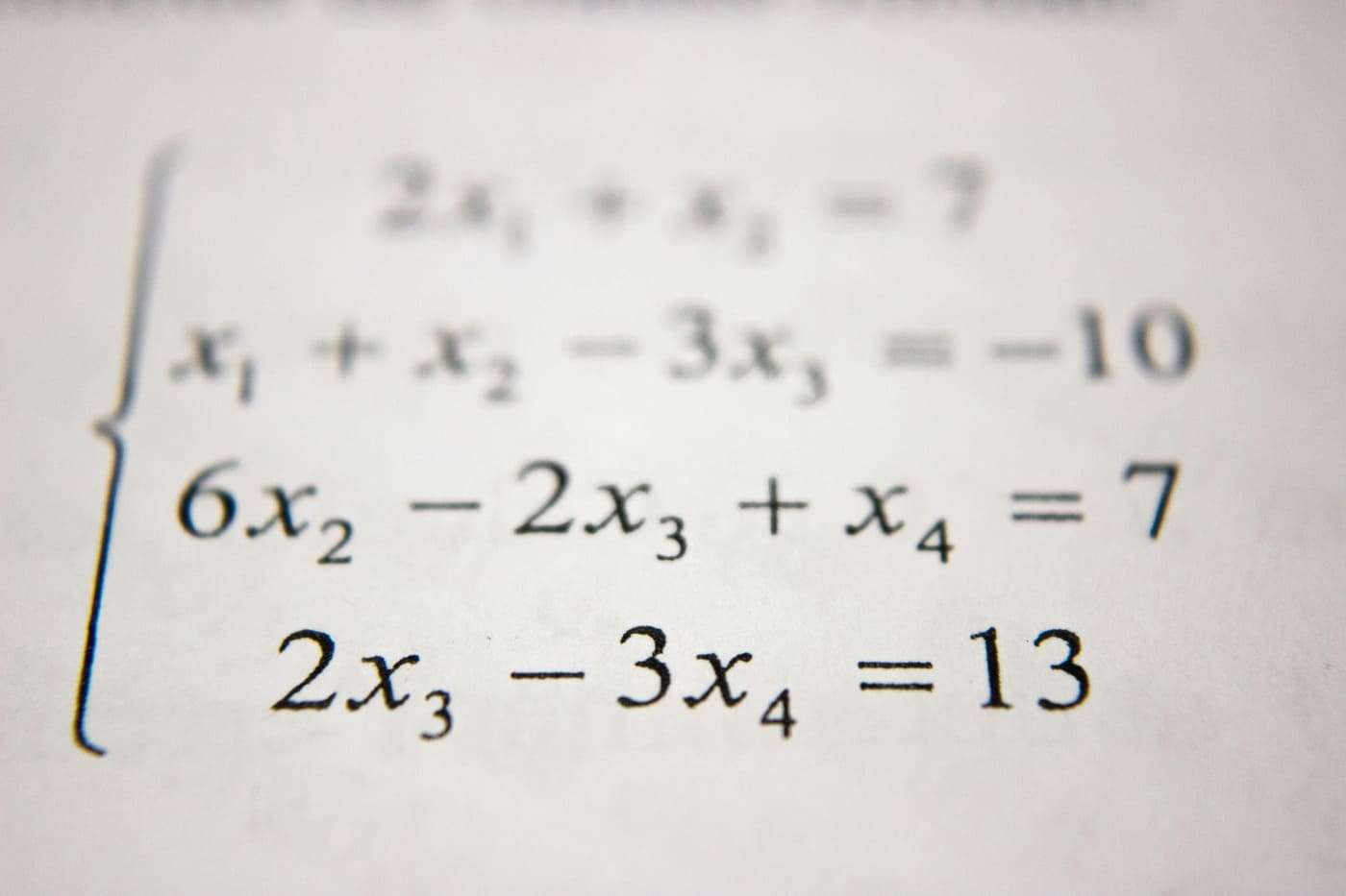 Fórmulas matemáticas en papel, estudio de álgebra y ecuaciones lineales en filosofía.