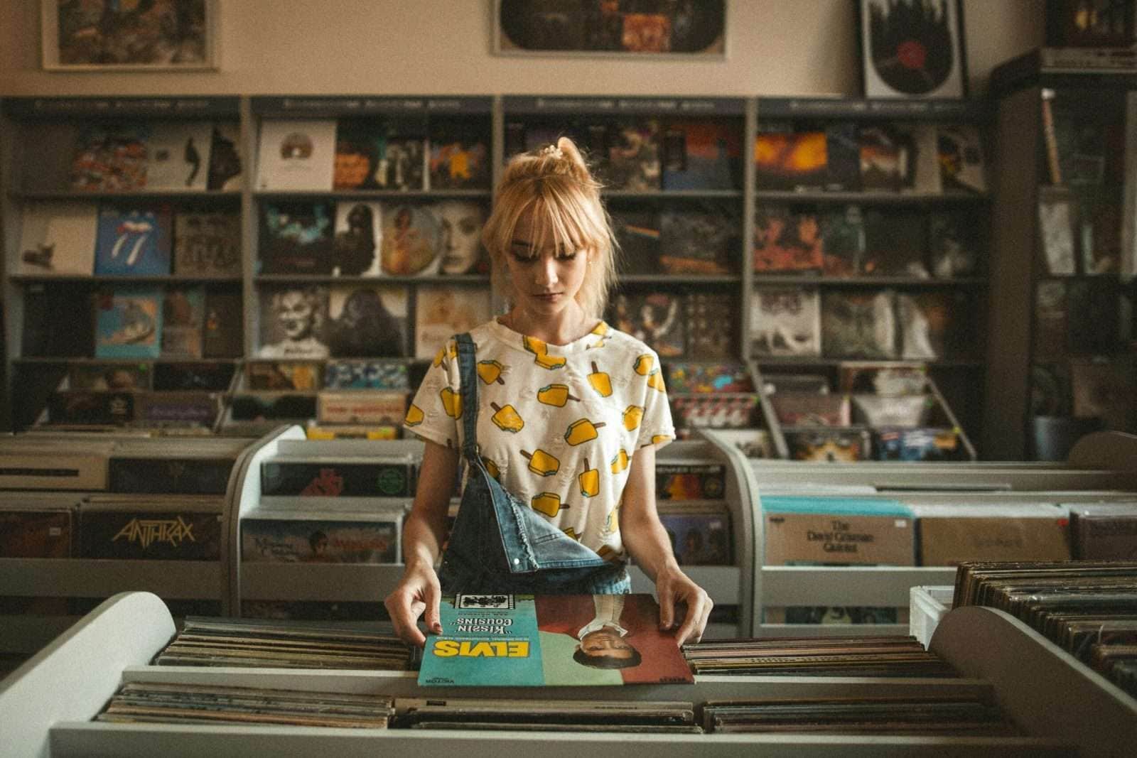 Disfrutando de filosofía y música en una tienda de discos vintage.