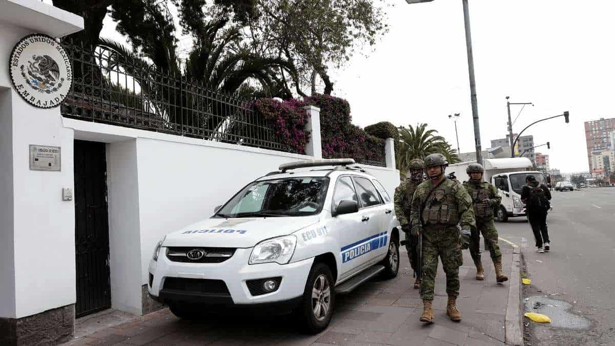 Coches y soldados de la policía en una calle de México, con un ambiente de seguridad pública.