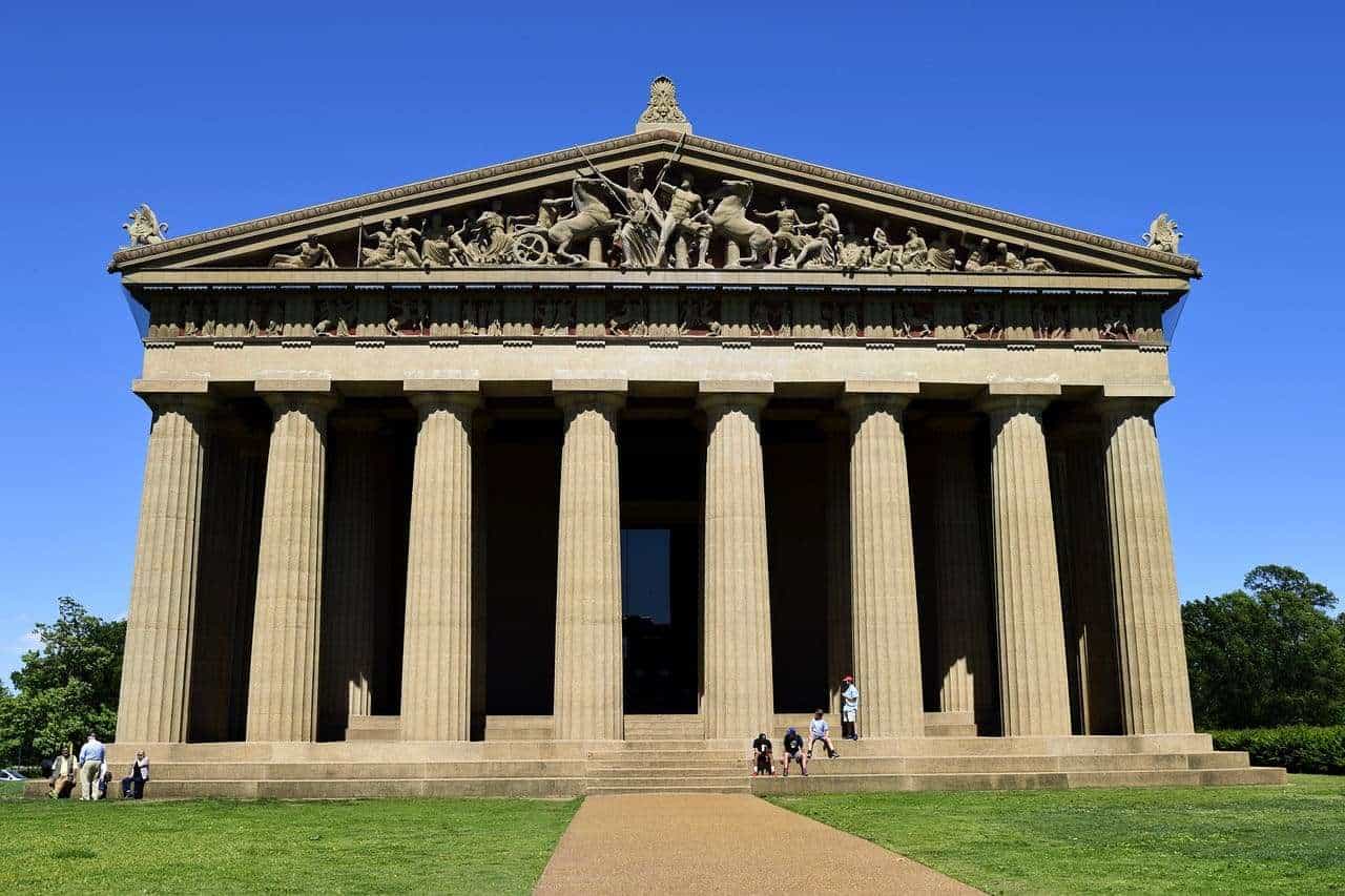 Majestuoso edificio del Partenón en Atenas, símbolo de la filosofía y la civilización clásica.