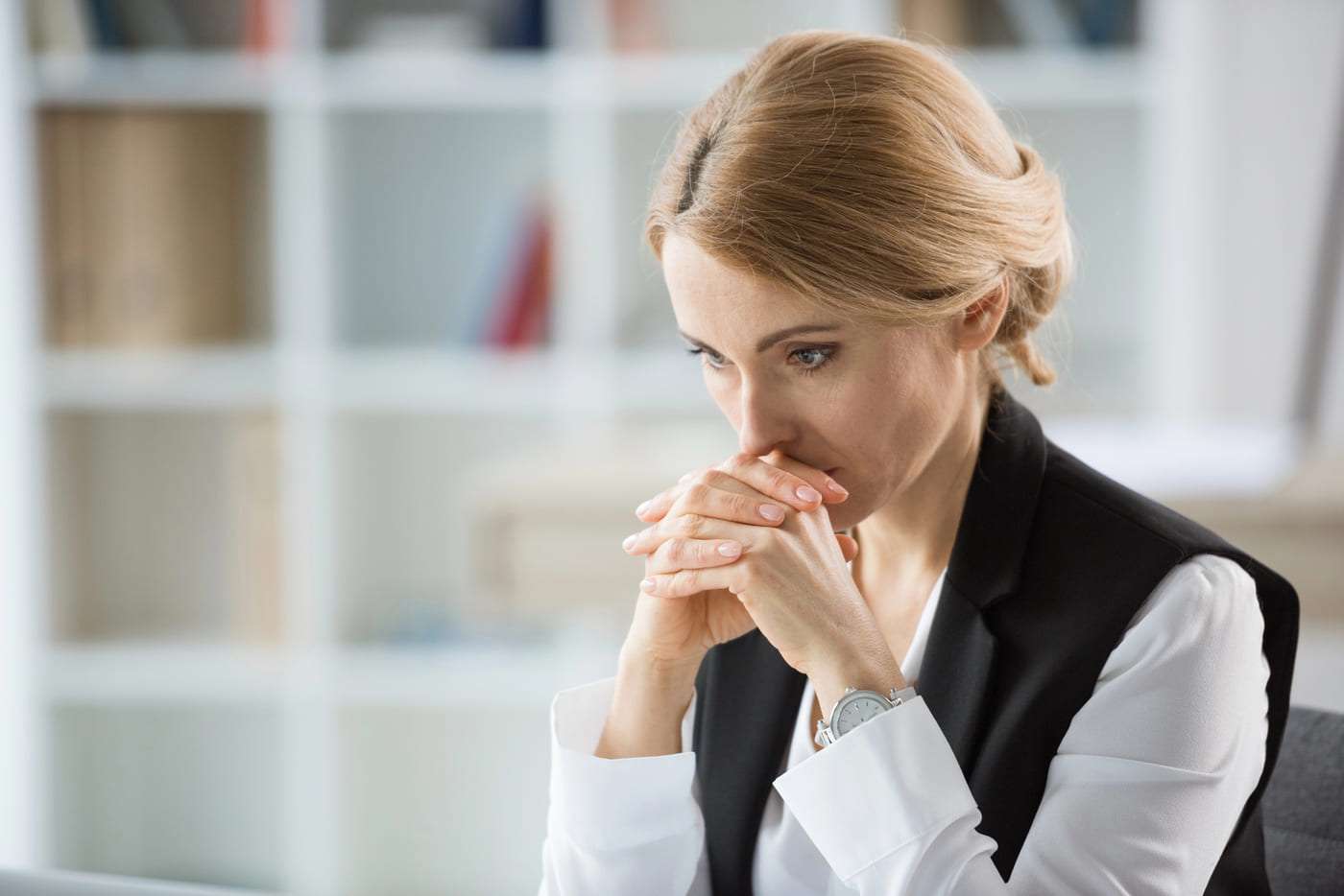 Reflexión profunda mujer pensativa en oficina.