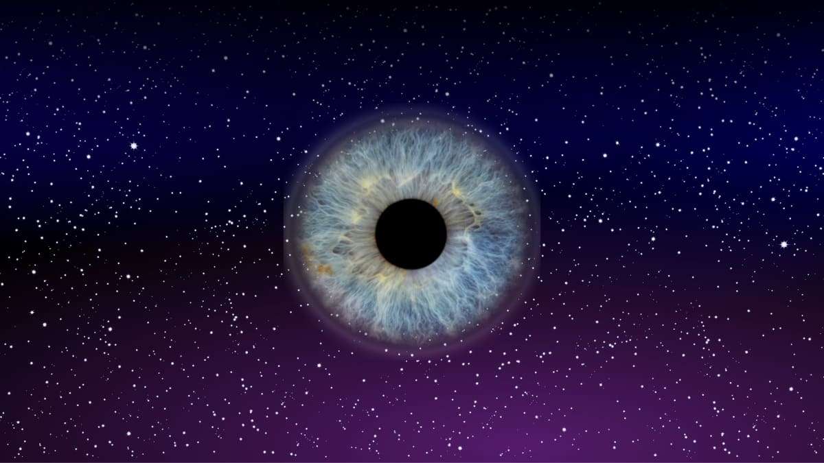 Ojo humano con fondo de estrellas y espacio intergaláctico.