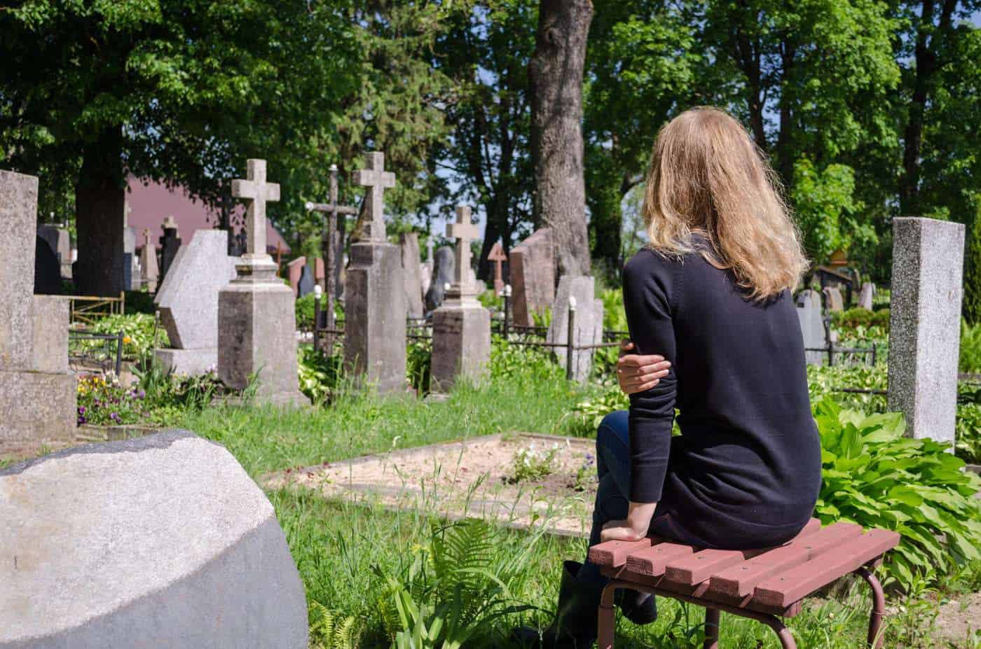 Reflectora en un cementerio, simbolizando la introspección filosófica sobre la vida y la muerte.