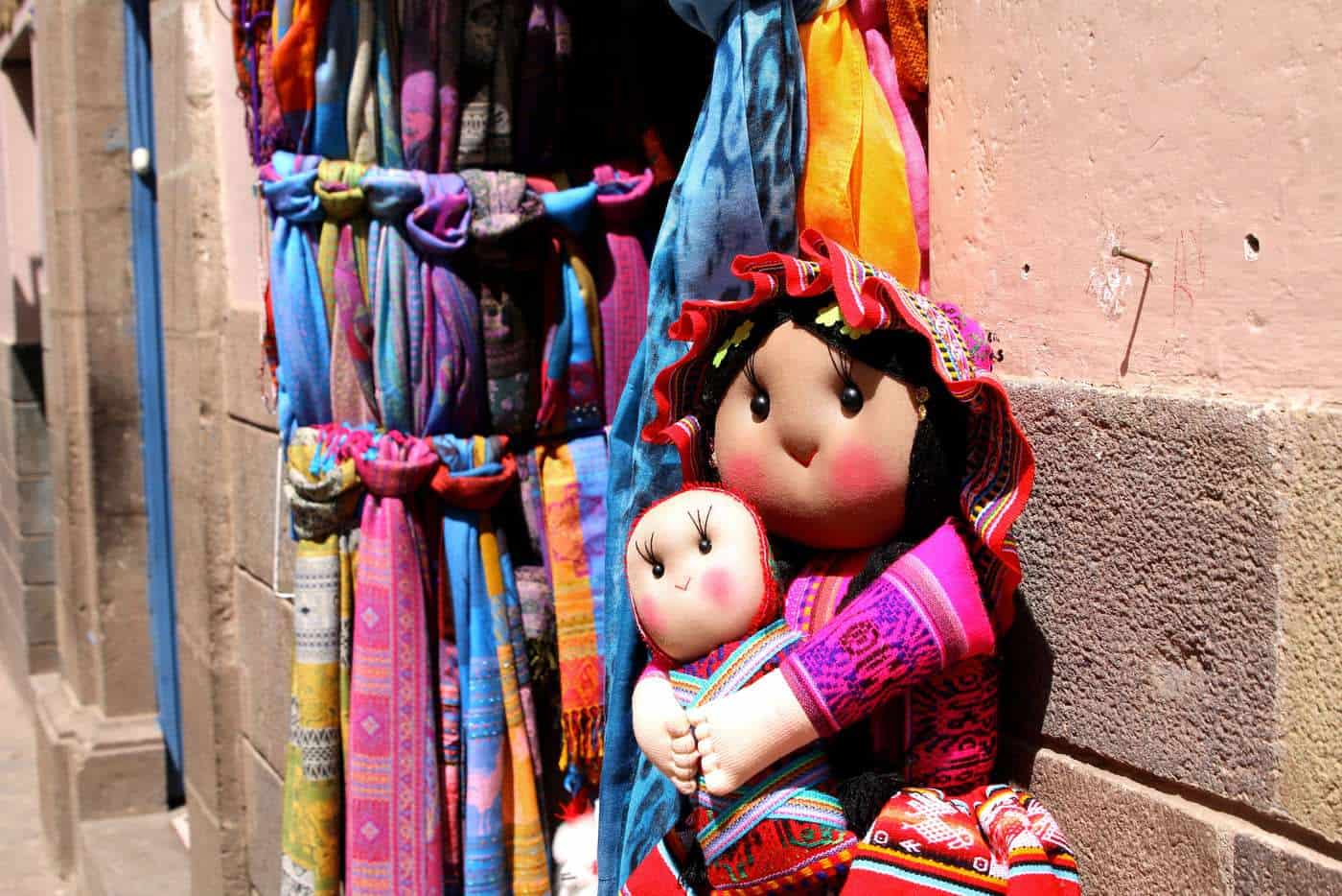 Coloridos muñecos tradicionales de Guatemala en un mercado local.