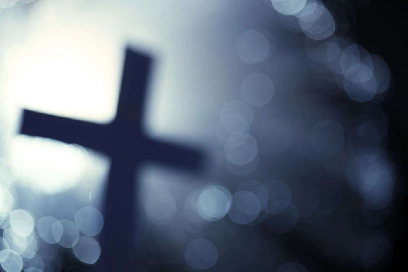 Filósofo religioso, cruz y fe, imagen de esperanza y espiritualidad.