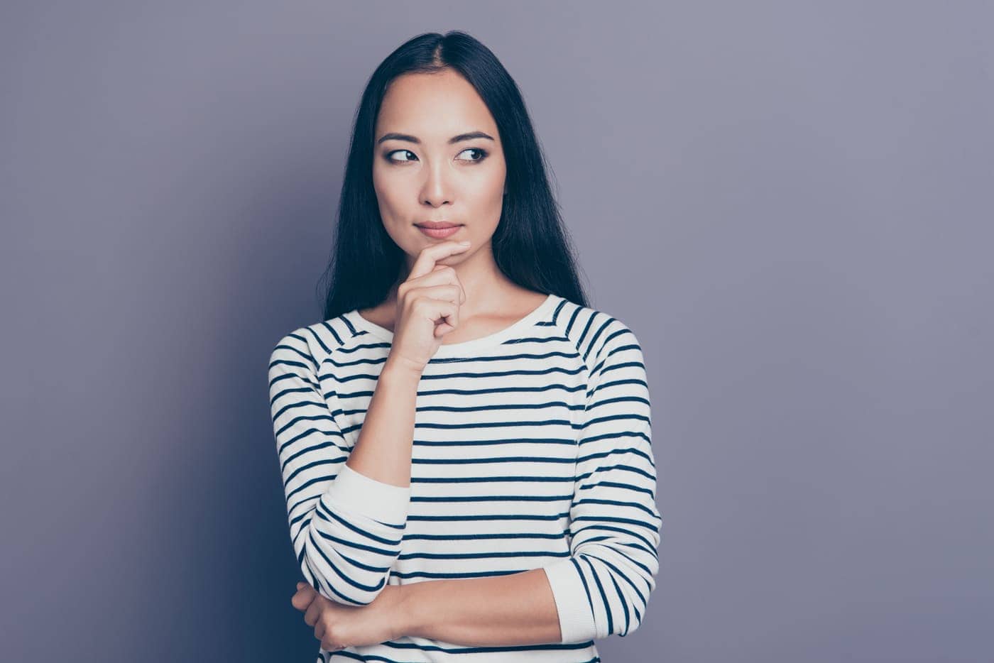 Reflexión filosófica, mujer pensando en filosofía, pasión por el conocimiento, mujer pensativa y curiosa.