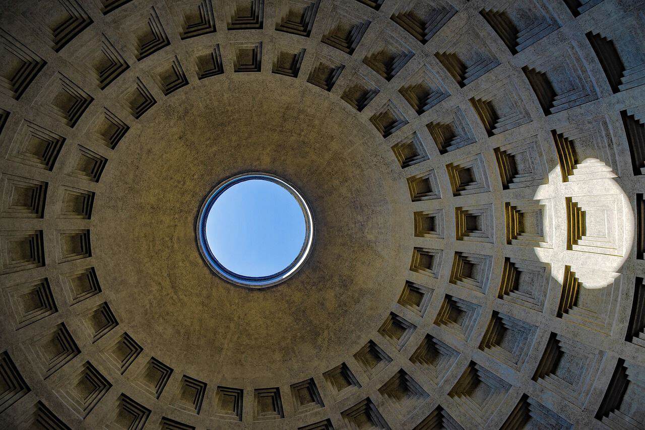 Cúpula del Panteón de Roma con lucernario de cielo abierto.