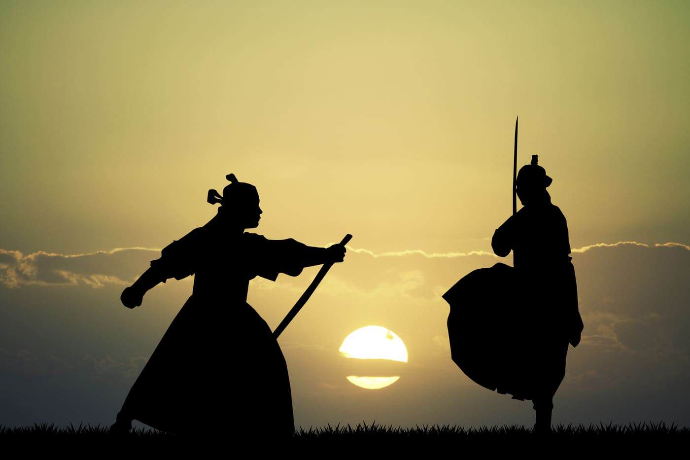 Guerreros samuráis en silueta durante puesta de sol, simbolizando filosofía y honor antiguo.